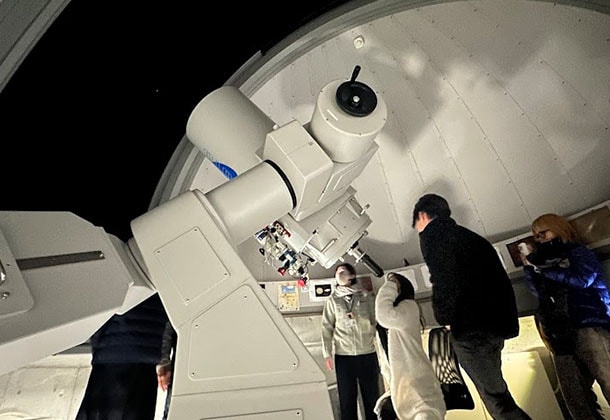 パノラマビューの星空客室に滞在！星のソムリエ®︎のガイドで満点の星空を「みる」。4