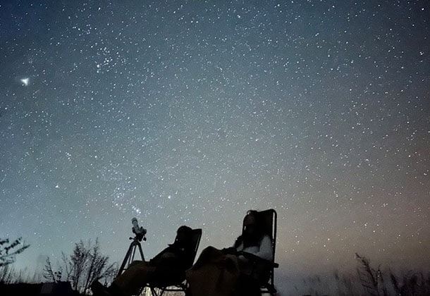 パノラマビューの星空客室に滞在！星のソムリエ®︎のガイドで満点の星空を「みる」。5