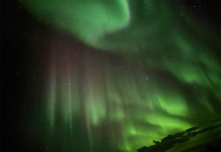 宇宙の神秘！ 夜空で美しくゆらめくオーロラを「みる」。4