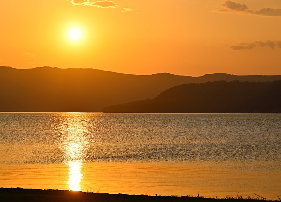 自分と自然、それだけの場所へ。波しぶきのかかる湖畔の宿を貸切。専用カヌーで大自然を「みる」。1