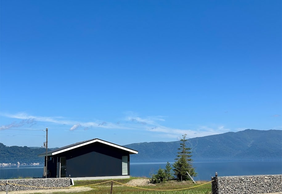 自分と自然、それだけの場所へ。波しぶきのかかる湖畔の宿を貸切。専用カヌーで大自然を「みる」。2