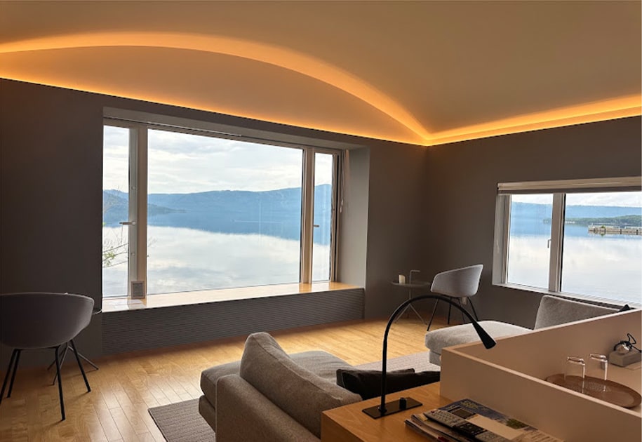 自分と自然、それだけの場所へ。波しぶきのかかる湖畔の宿を貸切。専用カヌーで大自然を「みる」。3